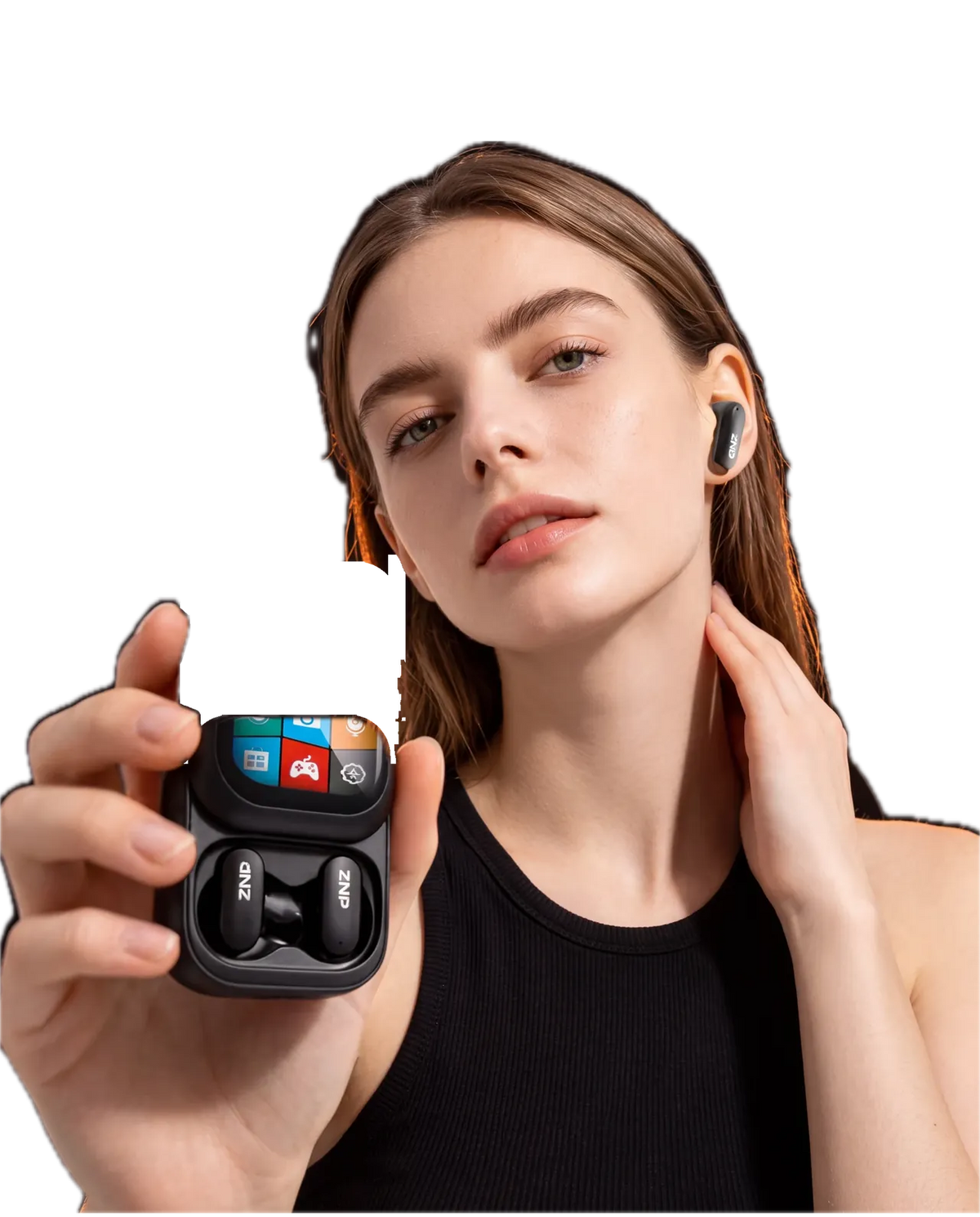 Une jeune femme porte un écouteur ZNP 04 et présente le boîtier ouvert, avec son écran tactile et les écouteurs rangés
