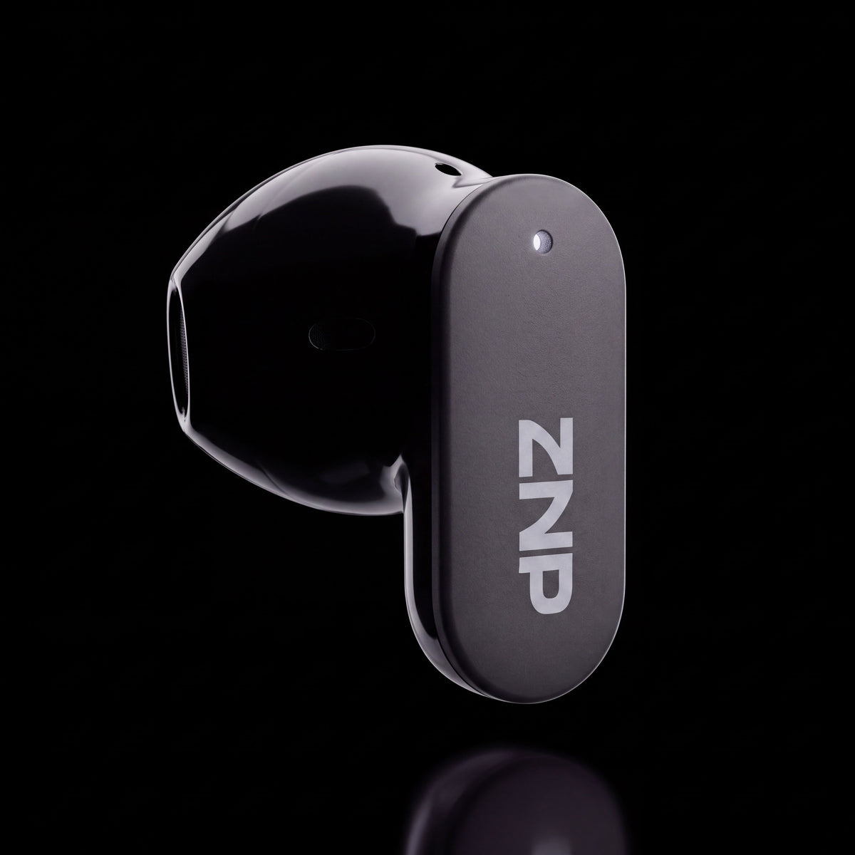 Un écouteur ZNP 04 vu de trois-quarts, sur fond noir
